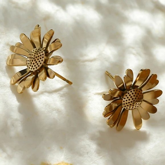 New 18K Gold Plated Daisy Flower Stud Earrings - Picture 4 of 6
